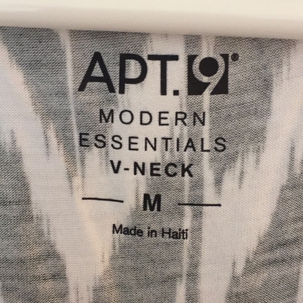 Apt 9 Modern V-Neck Essentials - Medium - Picture 3 of 6